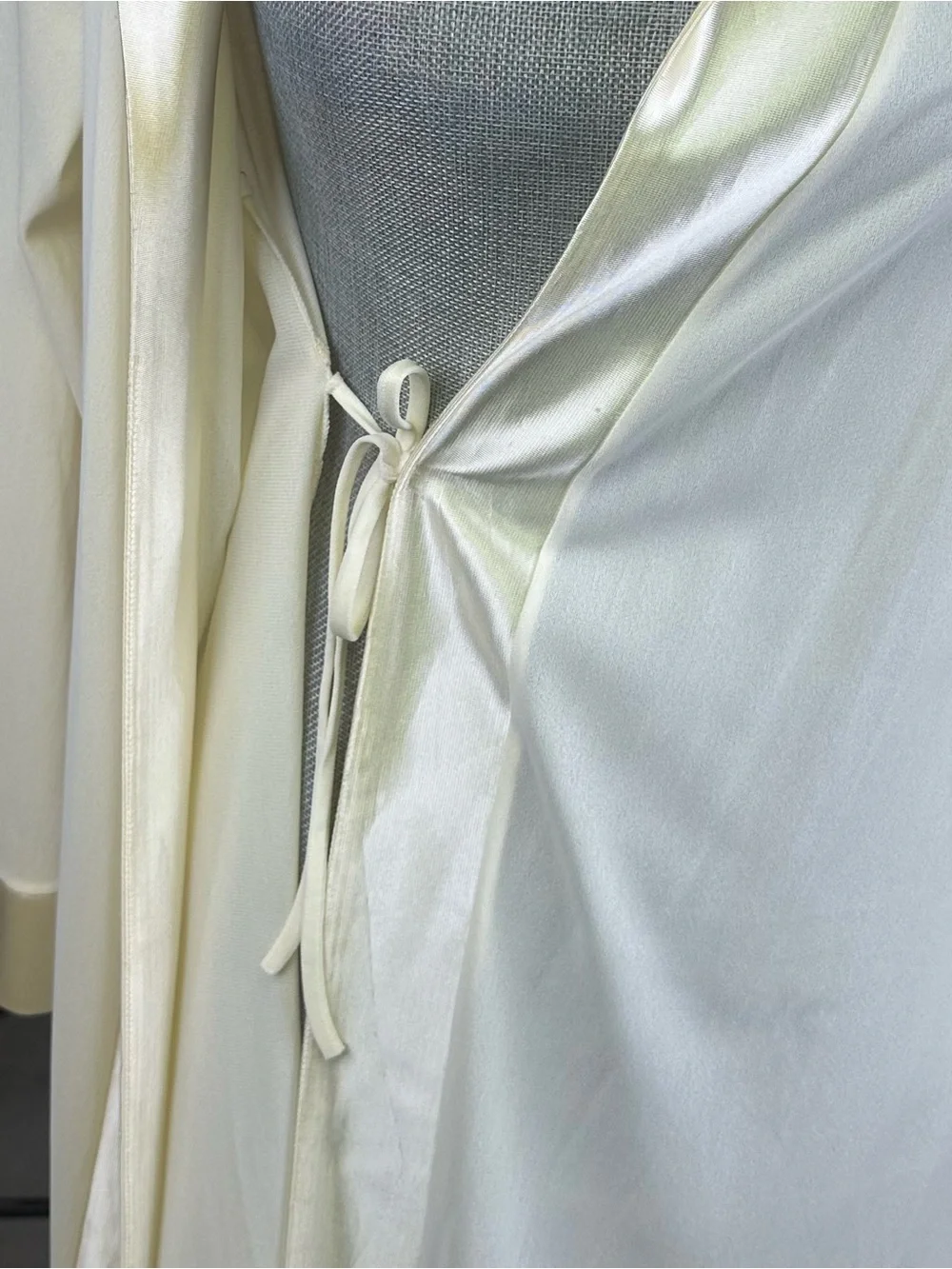 Vintage Ivory Satin Trim Long Robe Womens M Loungewear Elegant Feminine Bridal